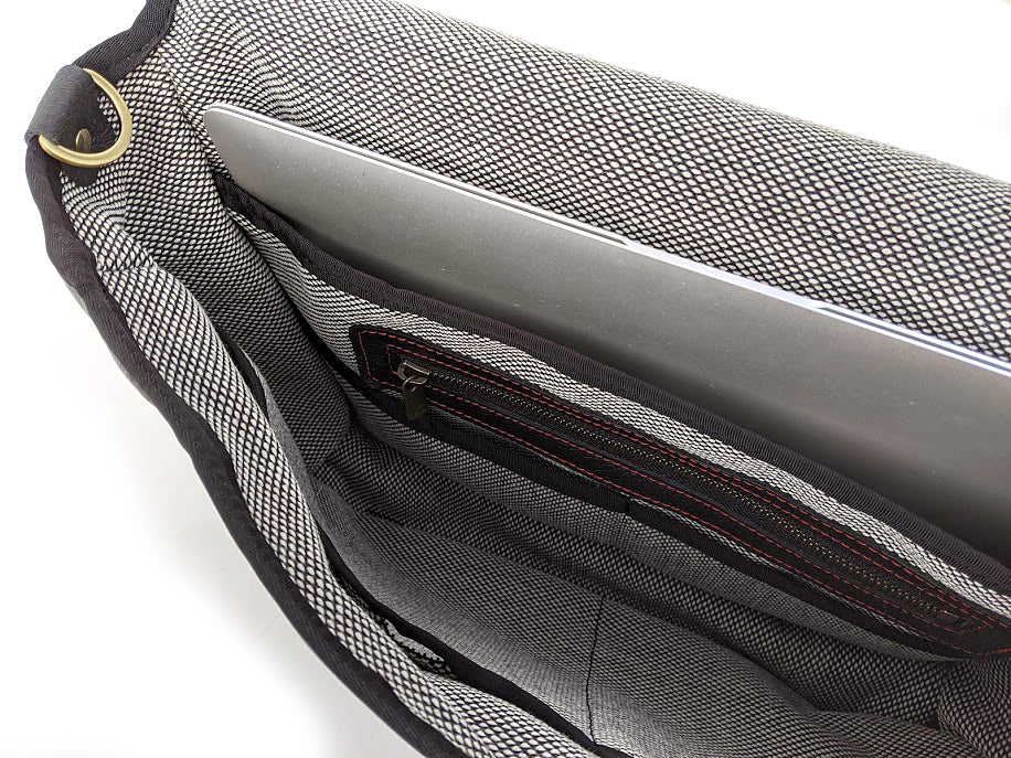 Laptop - 1985 BMW 635 CSI — strap detail