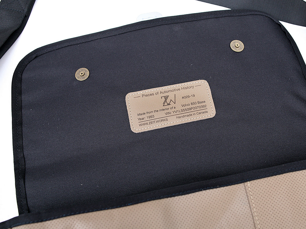 Laptop - 1993 Volvo 850 Base — material close-up