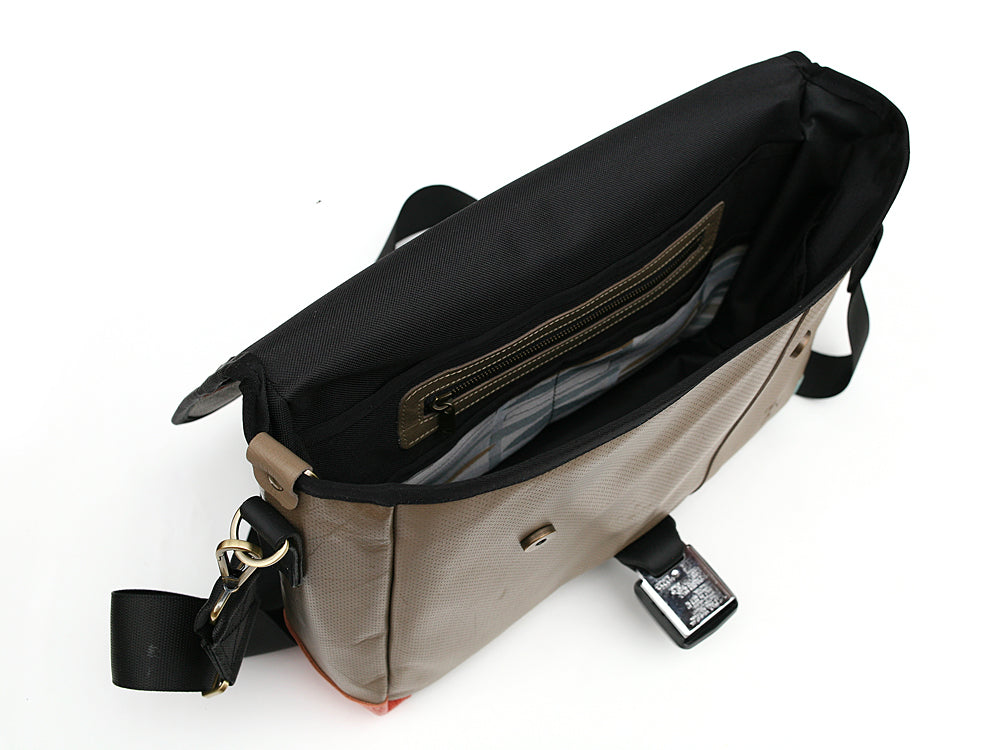 Laptop - 1993 Volvo 850 Base — strap detail