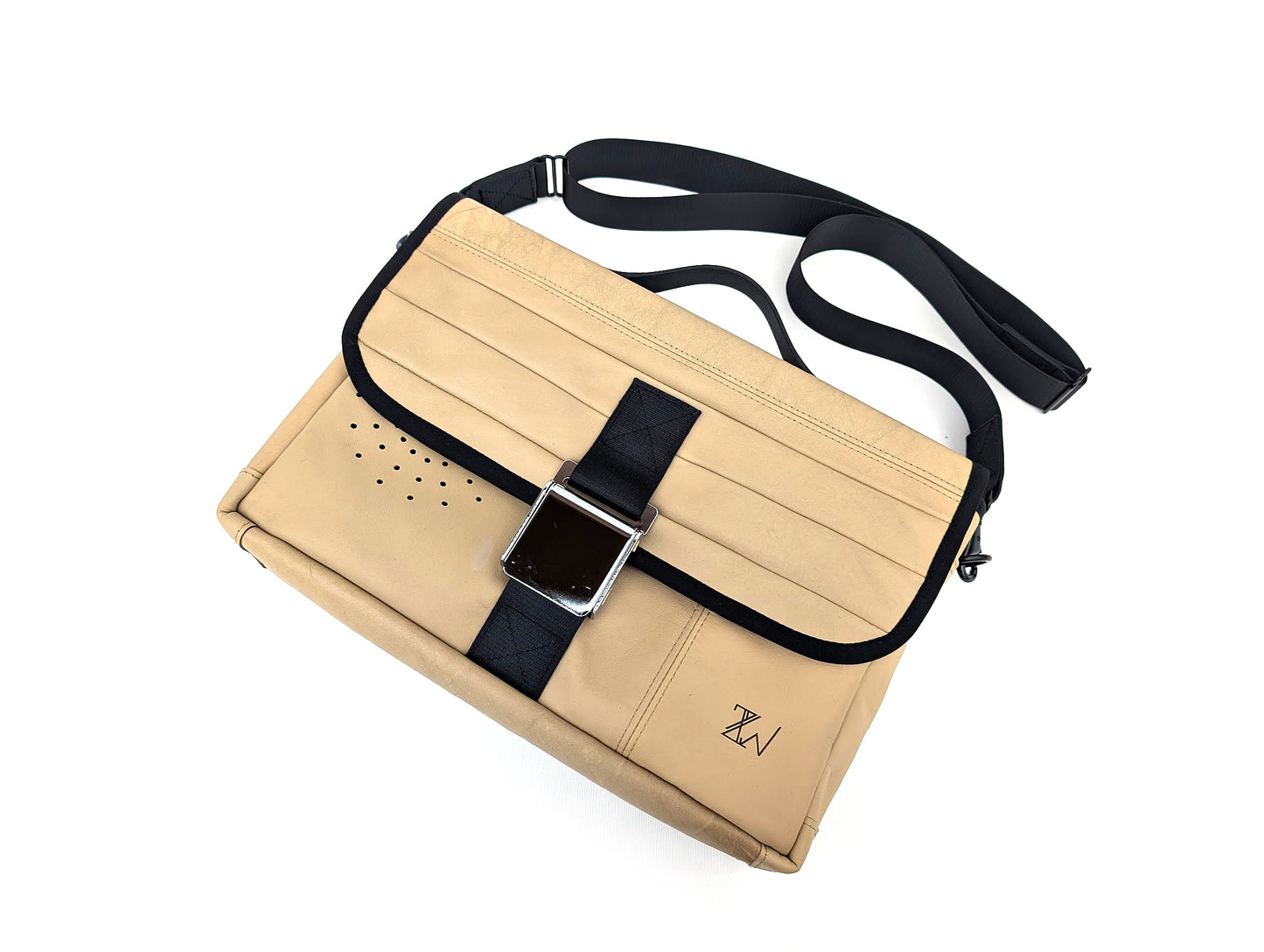 Laptop - 1969 Aston Martin DBS V8