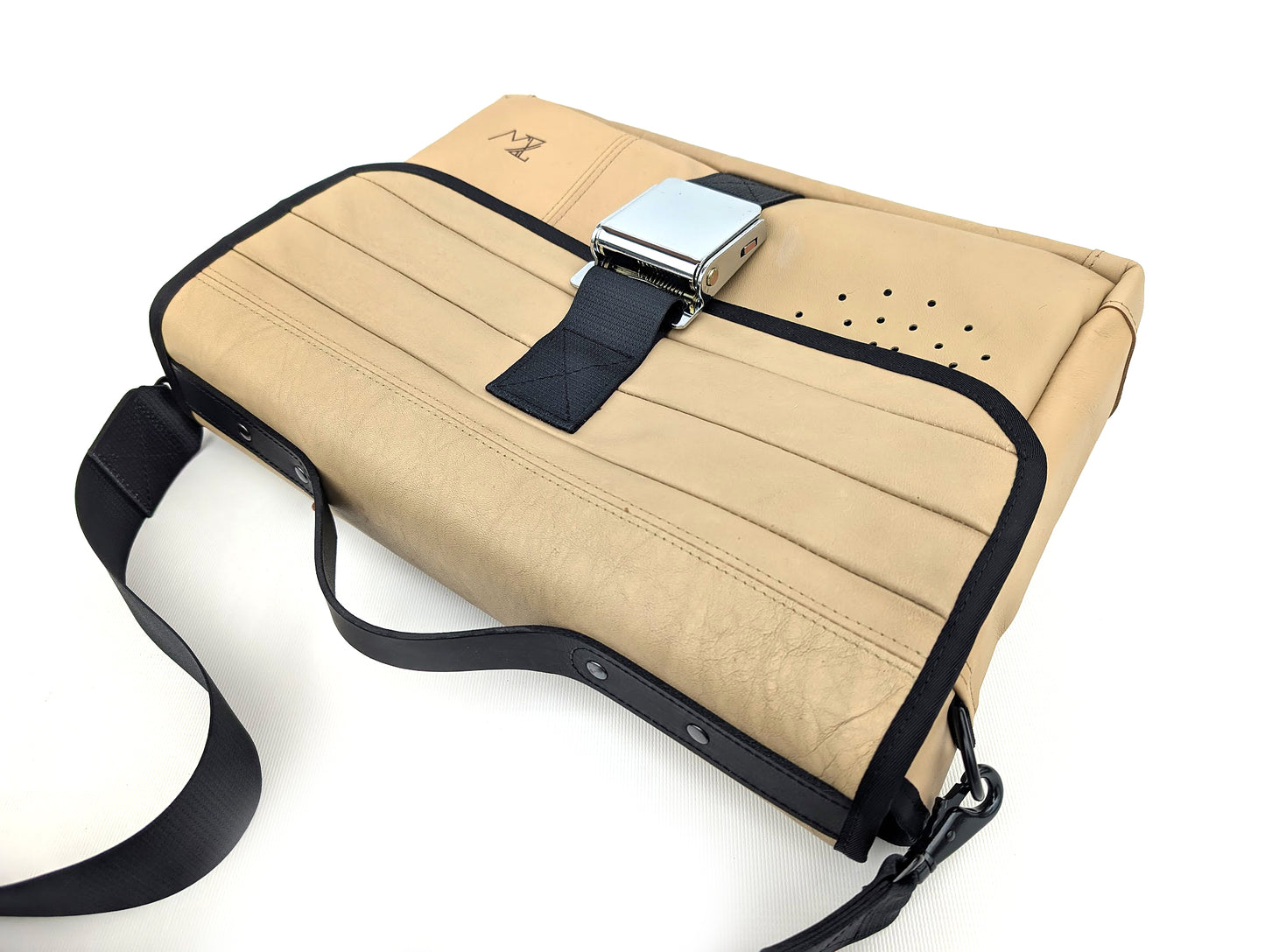 Laptop - 1969 Aston Martin DBS V8