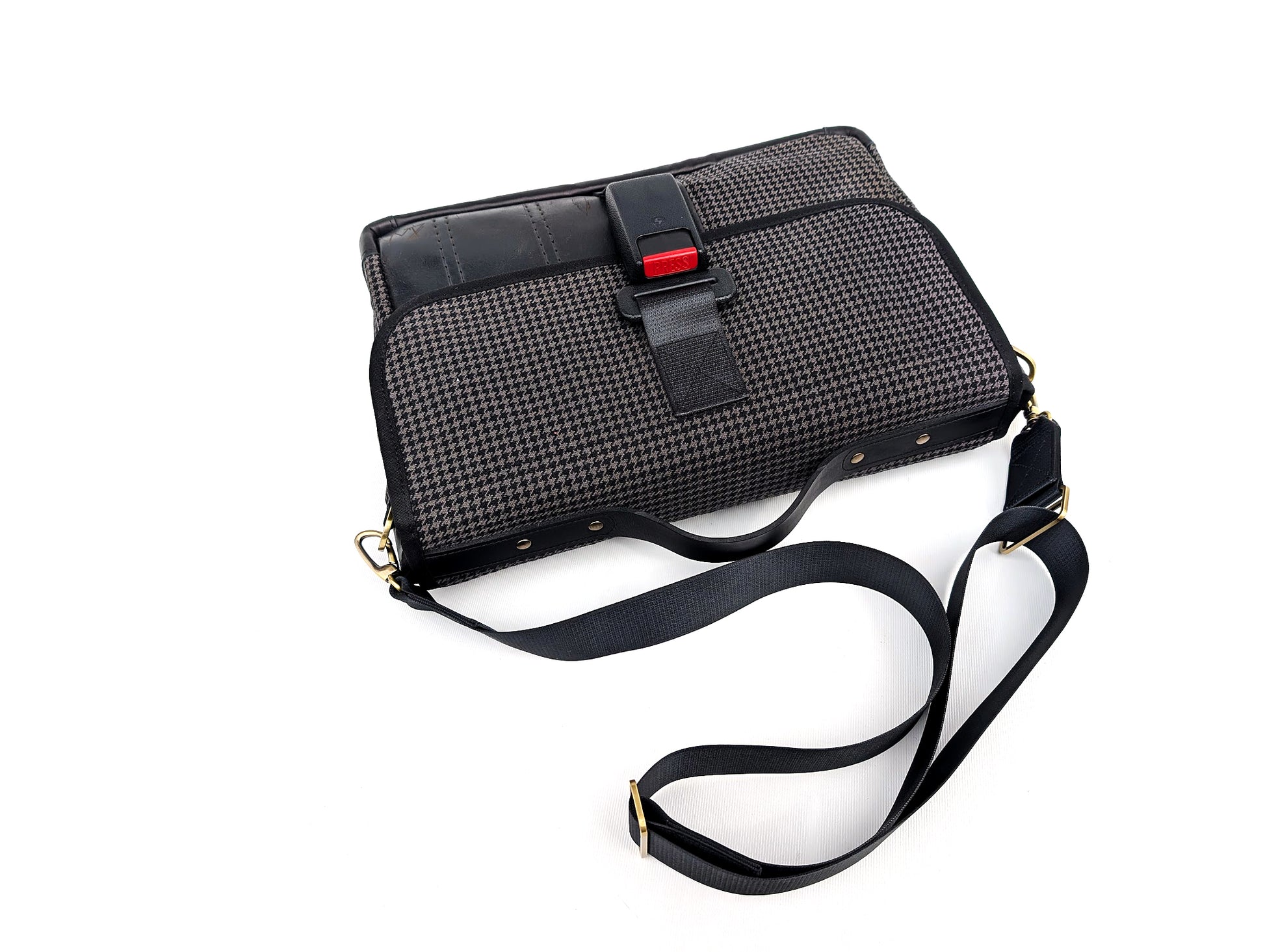 Laptop - 1986 BMW E30 325e — strap detail
