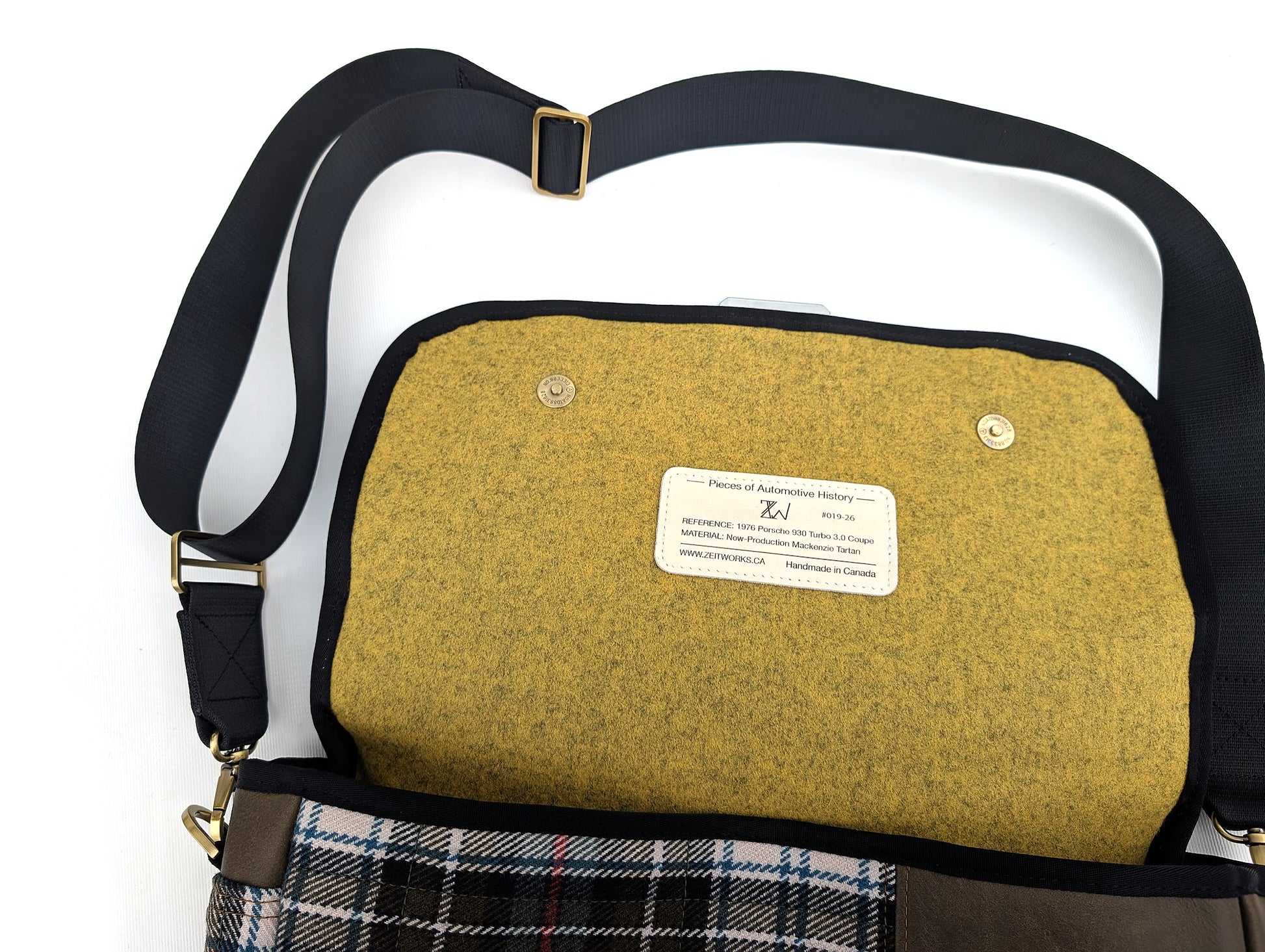 "Code 265" 930 Turbo Laptop - Mackenzie Tartan — open view