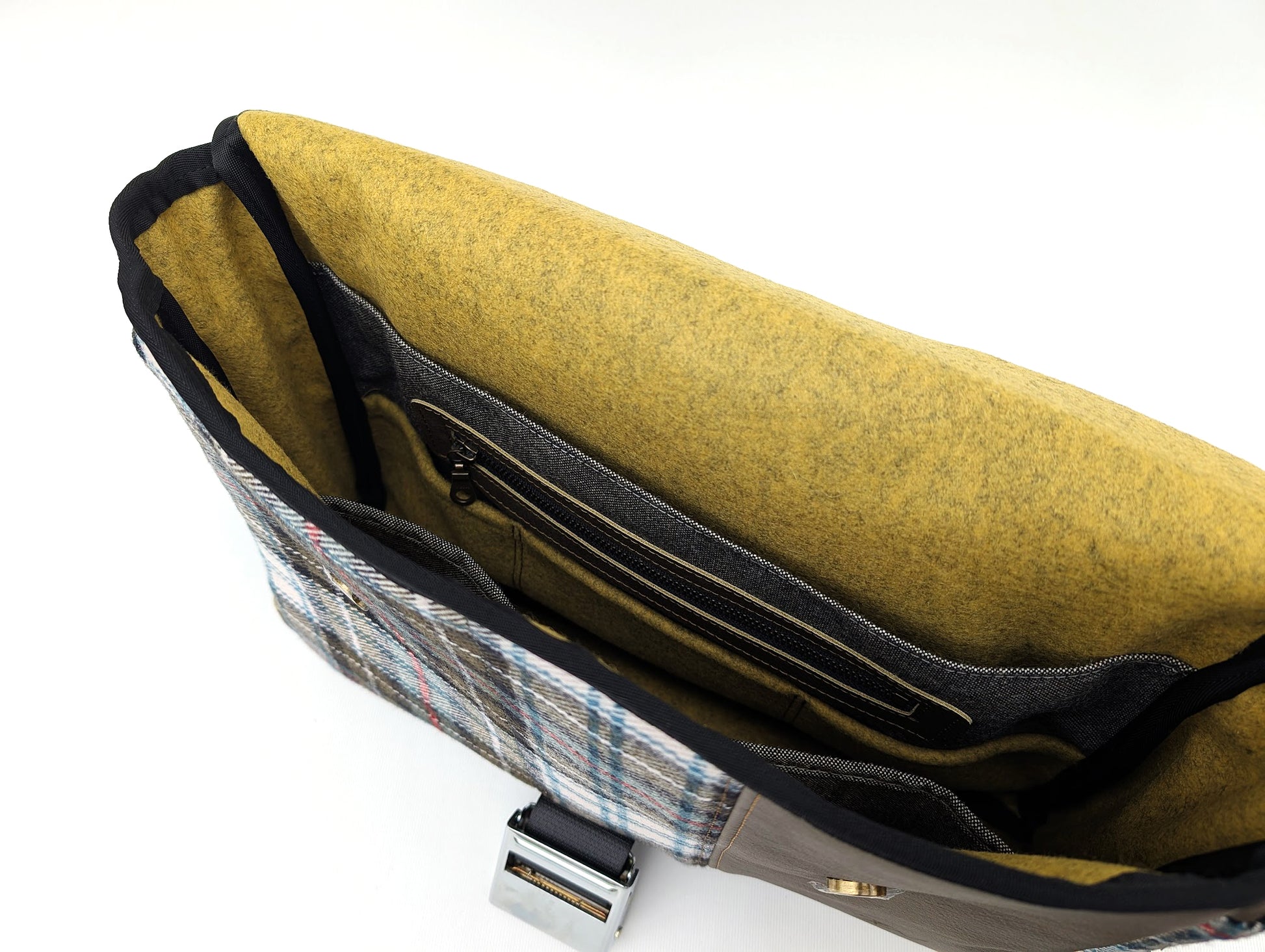 "Code 265" 930 Turbo Laptop - Mackenzie Tartan — view 8